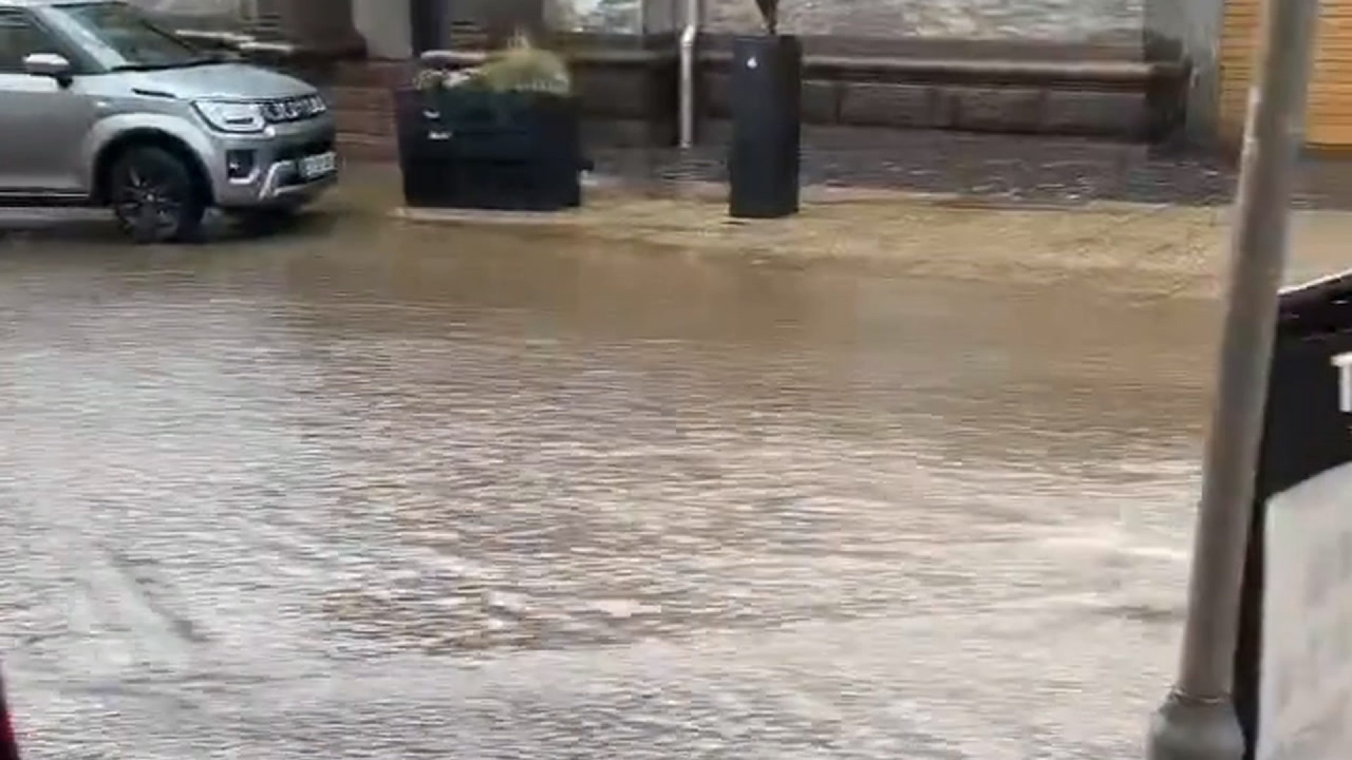 Vand fossede ned ad gågade: - Der kom bare en stormflod | TV2 Nord - Nyheder og TV fra Nordjylland