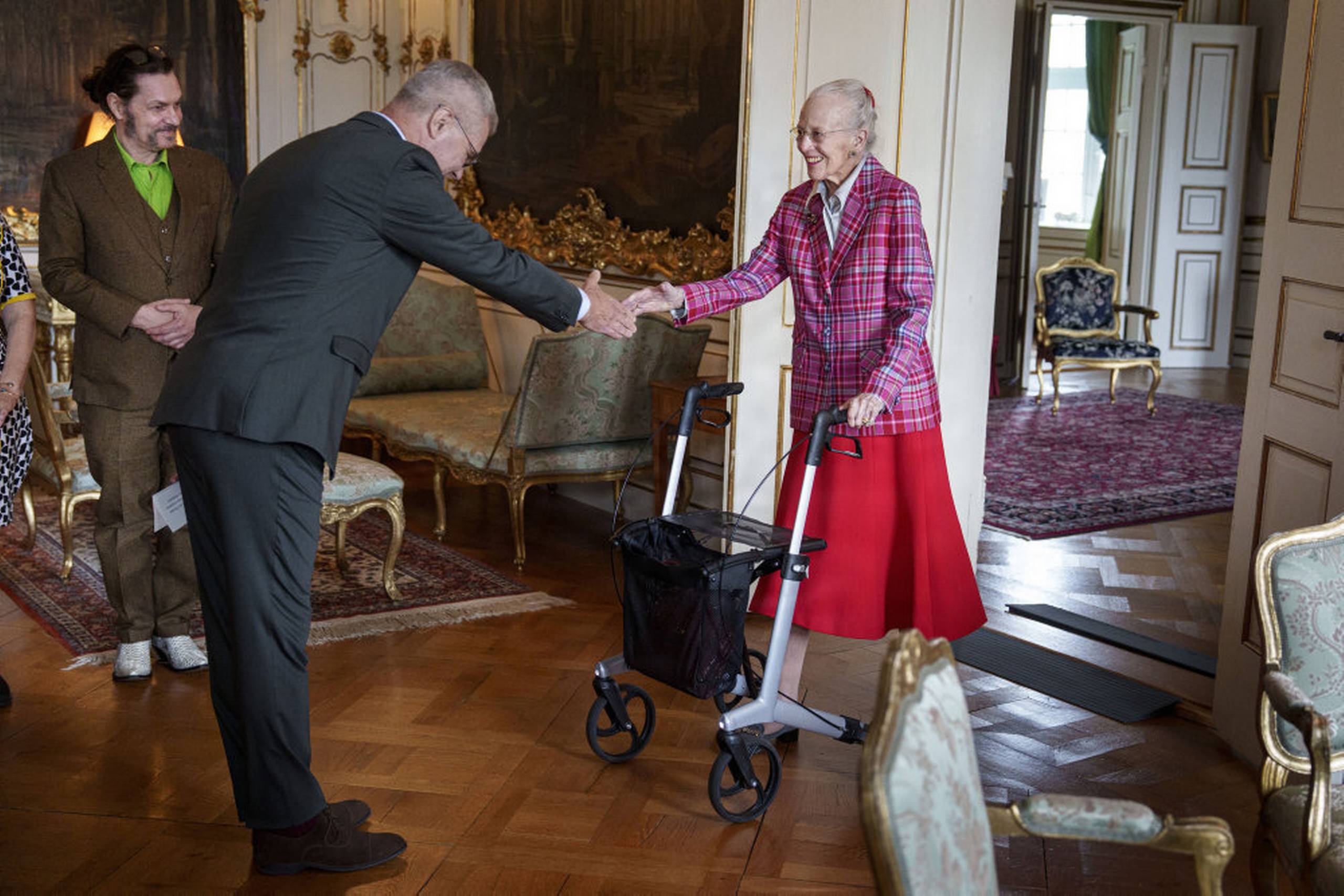 Dronning Margrethe indlagt efter et ildebefindende - Jyllands-Posten