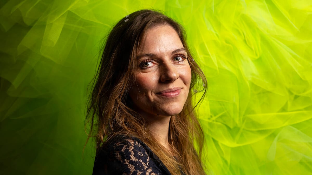 Stine Pilgaard ville skrive om frisører – men så satte en fremmed sig ved sandkassen