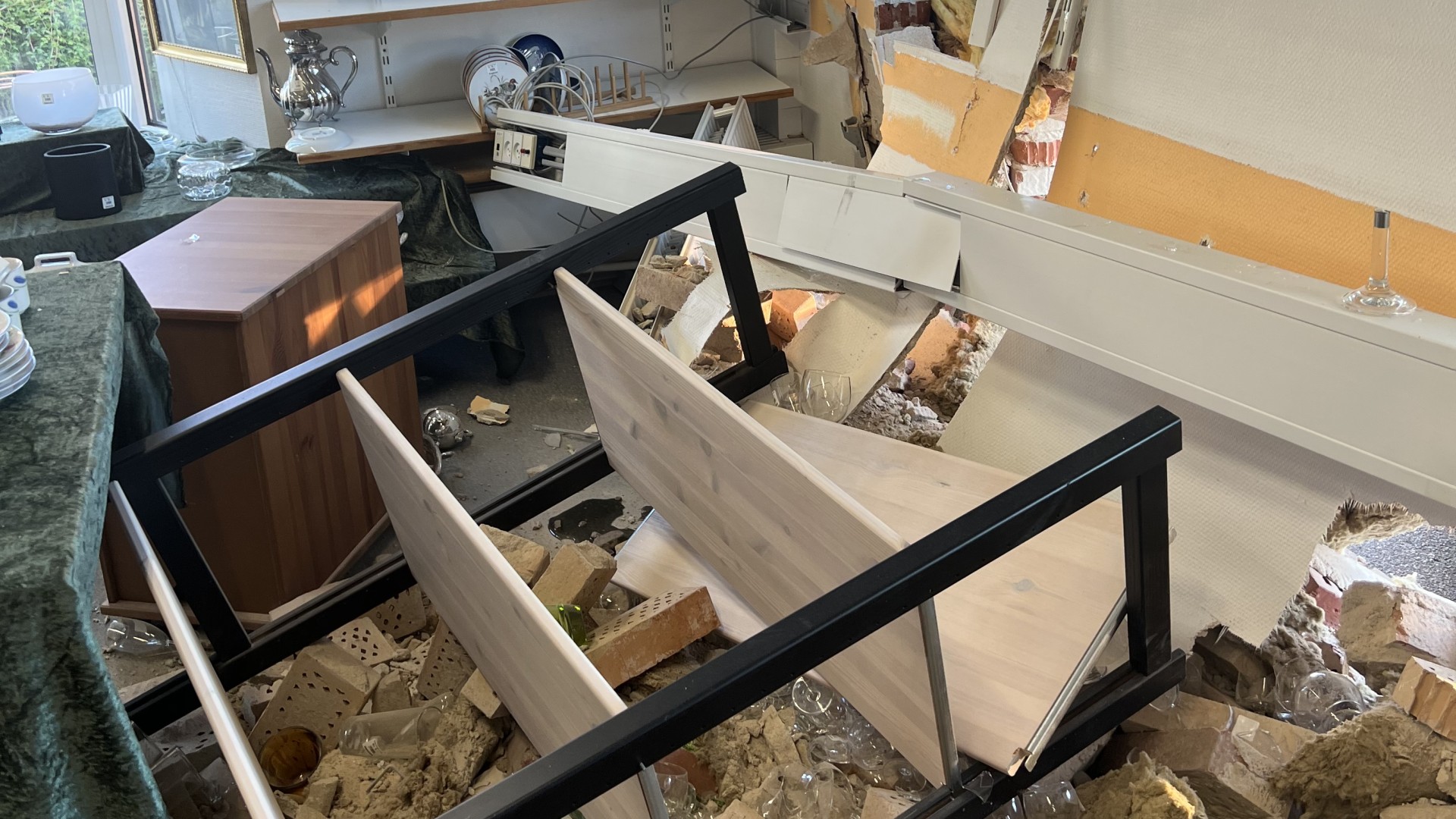 Bil med tre personer bragede ind i genbrugsbutik | tvSyd