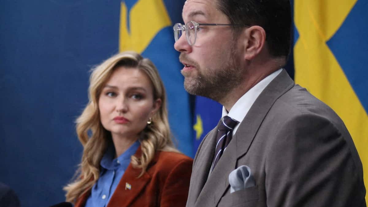 Sveriges borgerlige firkløver er begyndt at visne. Nu flyver beskyldningerne frem og tilbage | Udland | DR