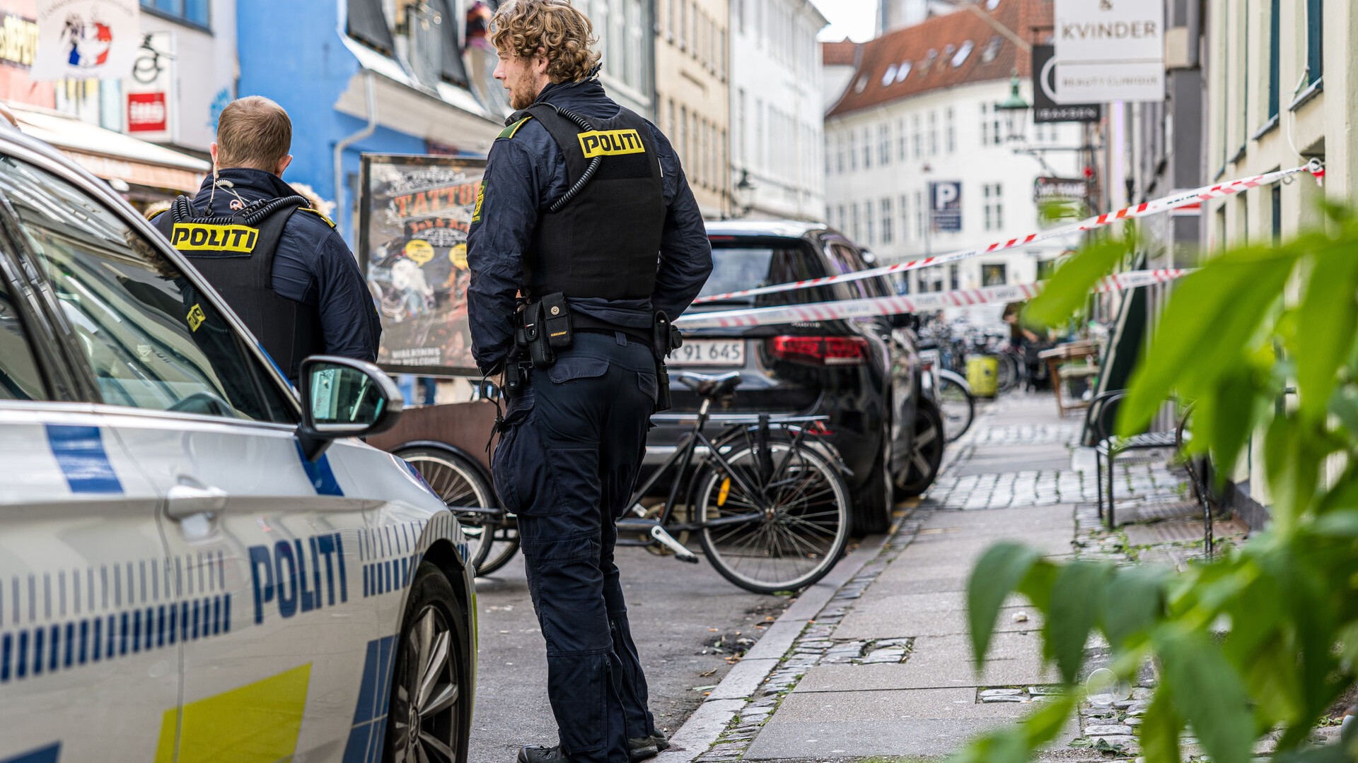 To personer ført væk i DNA-dragter i indre København | TV 2 Kosmopol