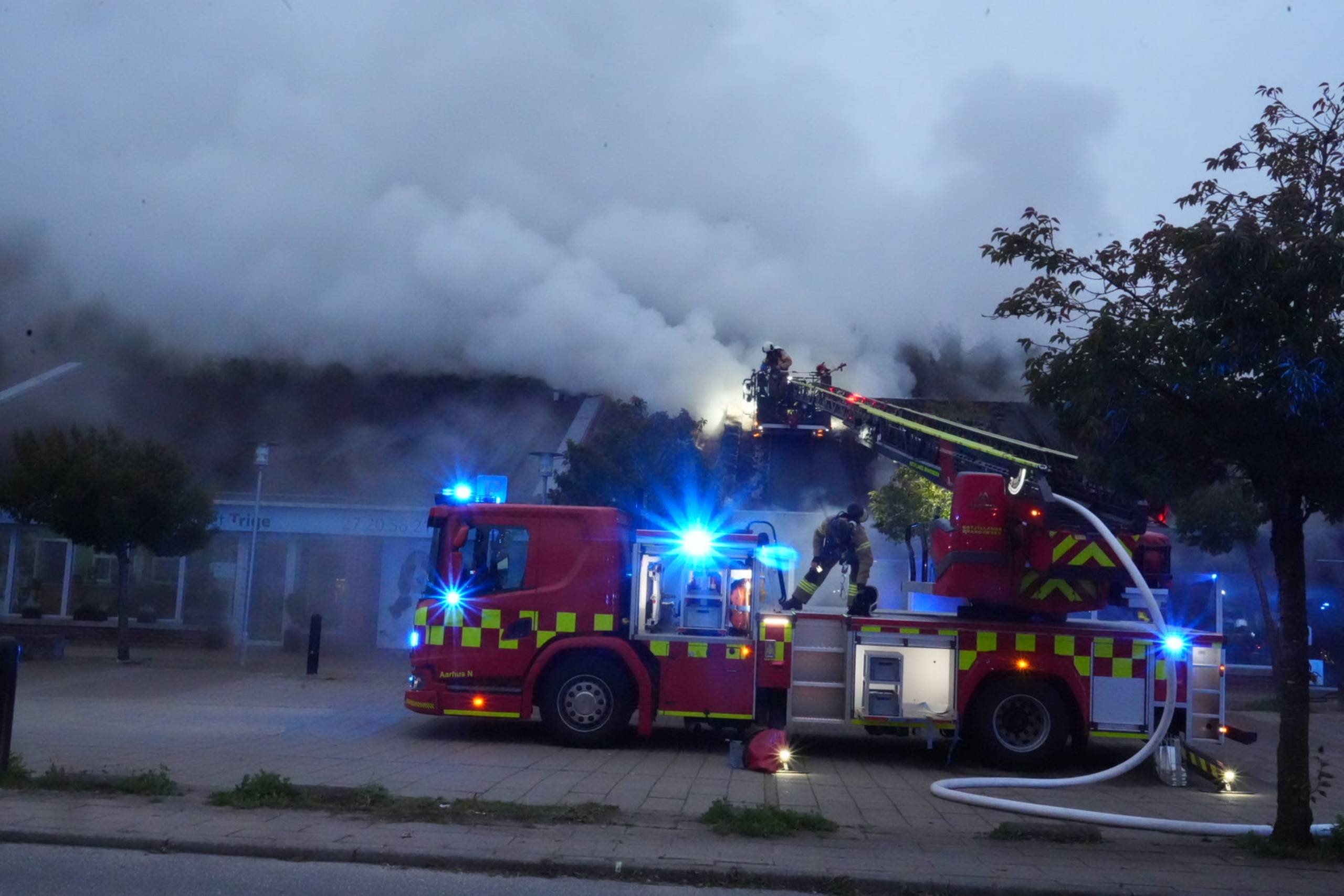 Voldsom brand ved genbrugsbutik: »Lige nu har der været store brandskader på tagkonstruktionen« - Din Avis