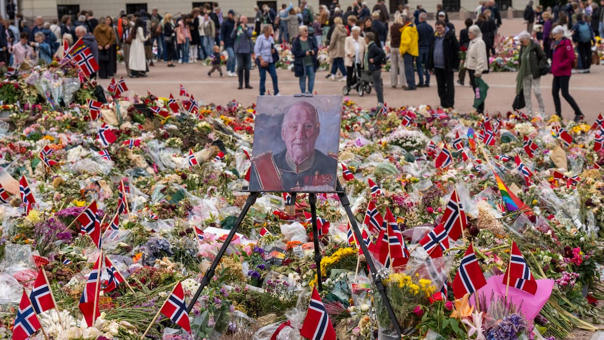 Efter kong Haralds begravelse vil Norges kirkeklokker ringe i en time | Udland | DR