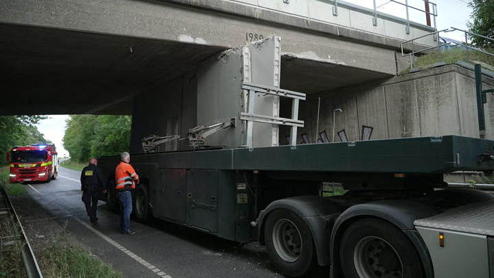 Lastbil sidder fast efter kollision med jernbanebro | TV 2 Fyn | Fynske nyheder - lokalt hver dag