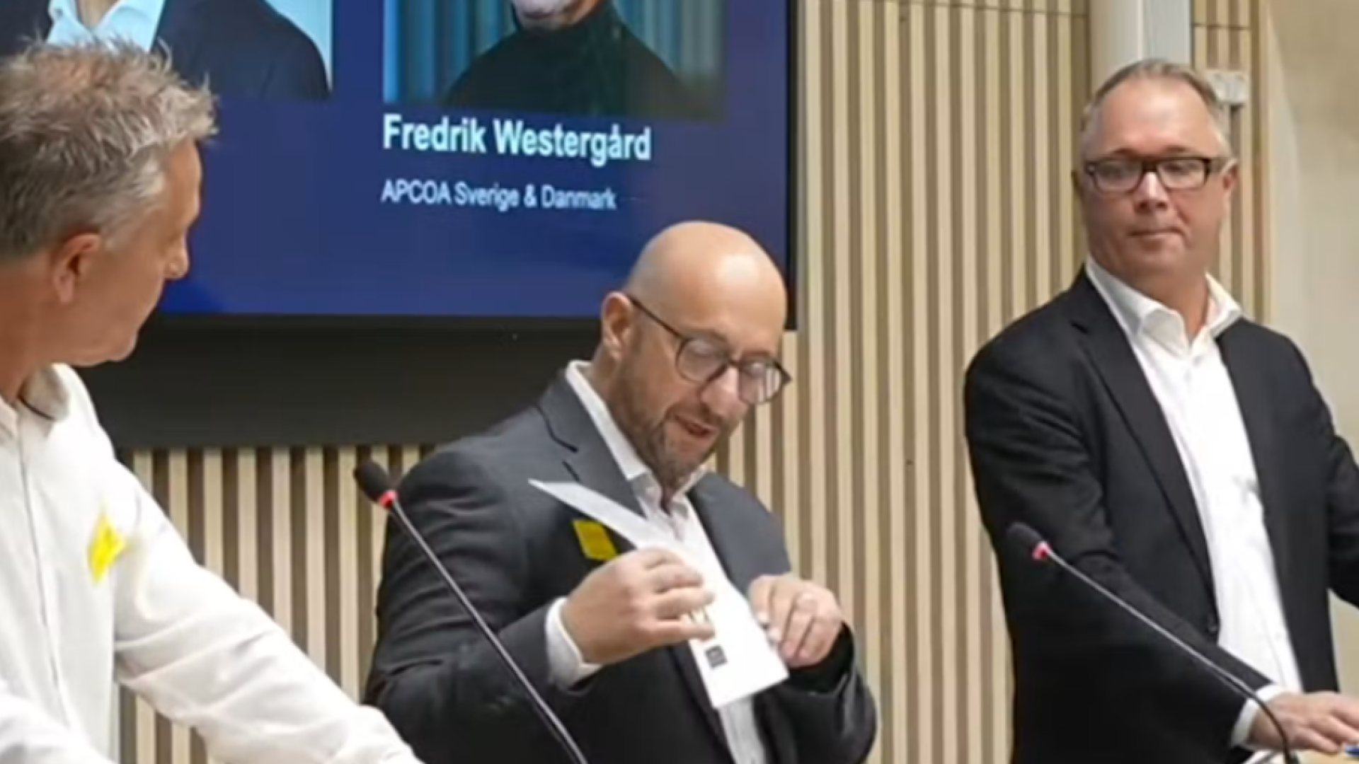 Parkeringsbosser grillet foran en fyldt sal | tvSyd