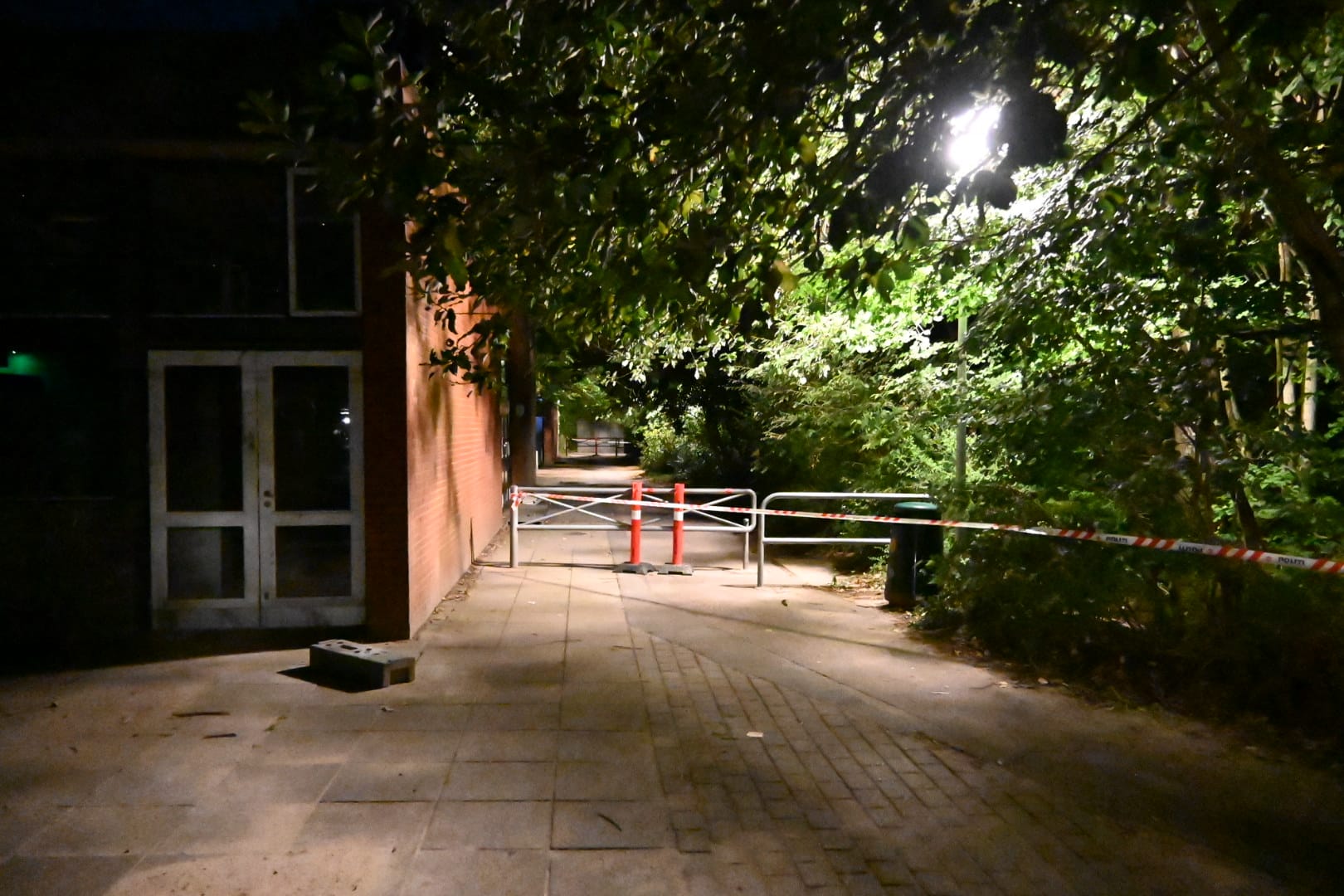 Politi massivt til stede: På jagt efter blotter ved ungdomsklub