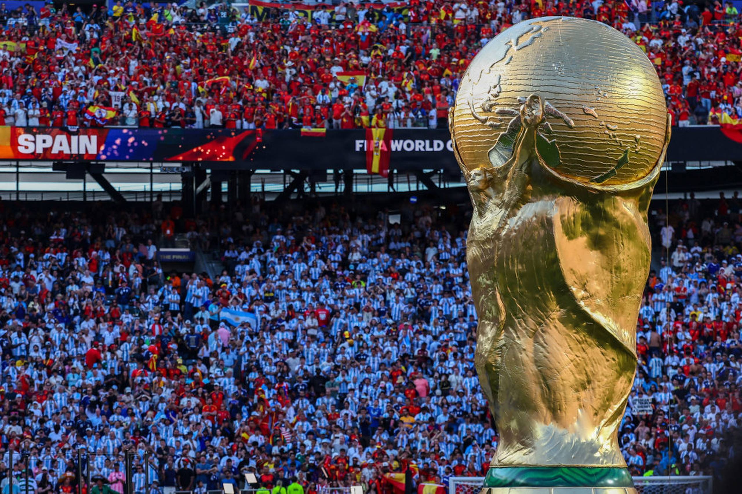 Uefa skruer bissen på: Vil boykotte alle VM-turneringer i protest mod Fifa-planer - Jyllands-Posten