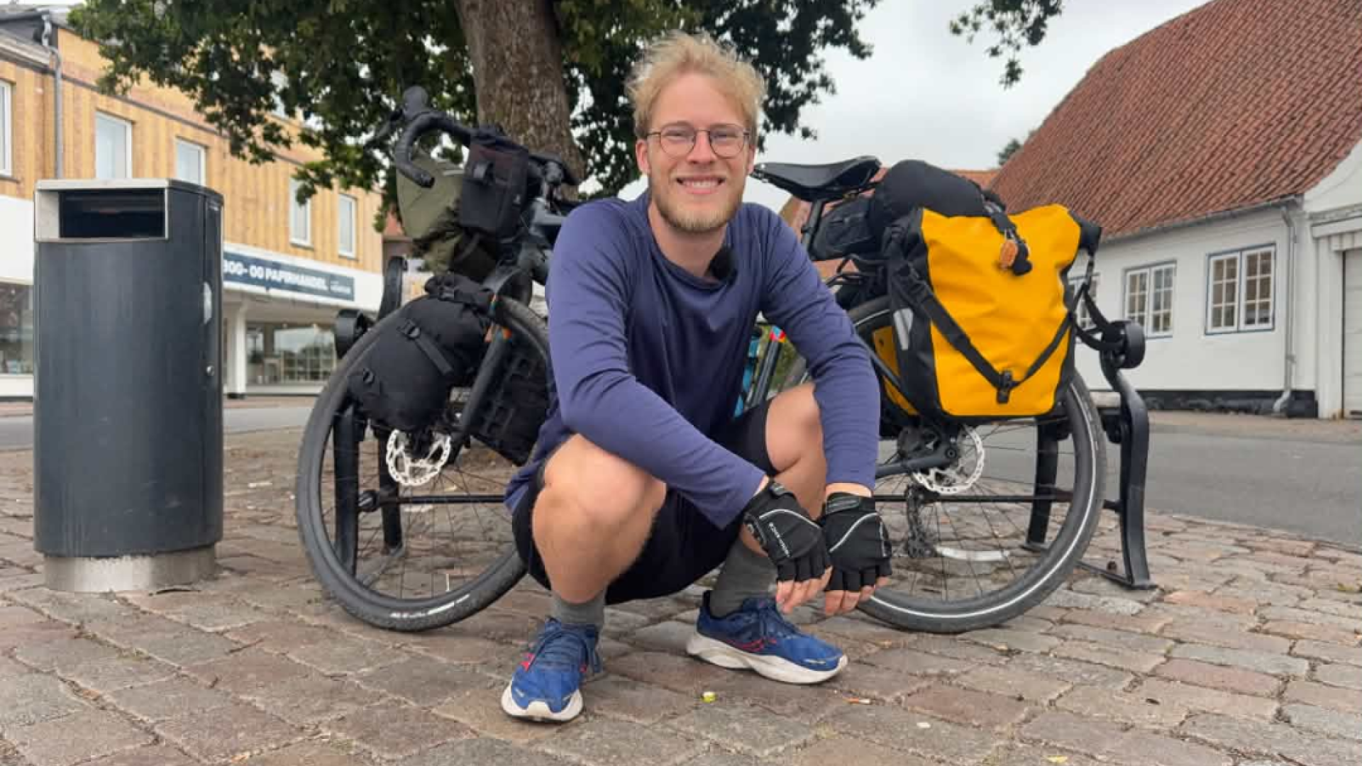 Han har sagt lejligheden op for at cykle rundt til alle Jyllands brune værtshuse: Nu er hans cykel blevet stjålet | tvSyd