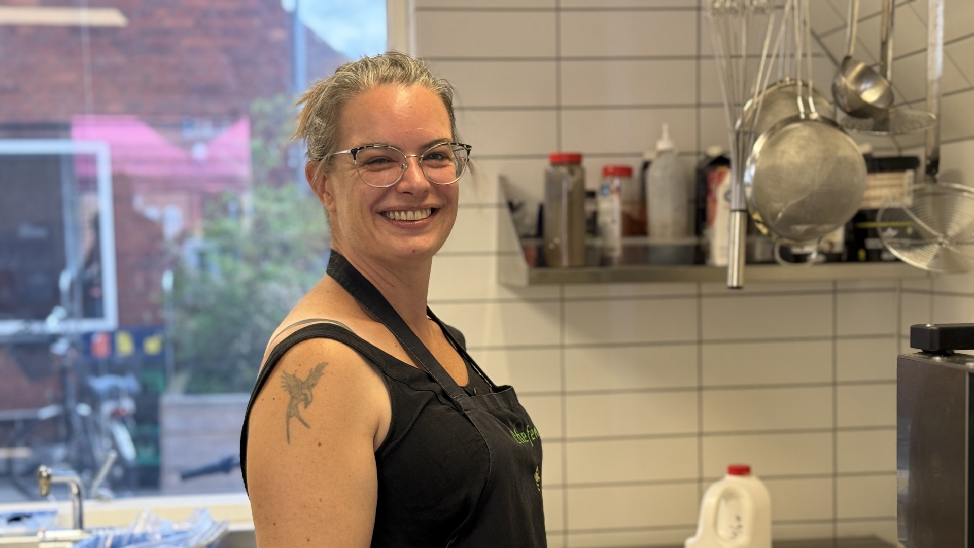 Nu får Tina løn for at lave frokost på værested