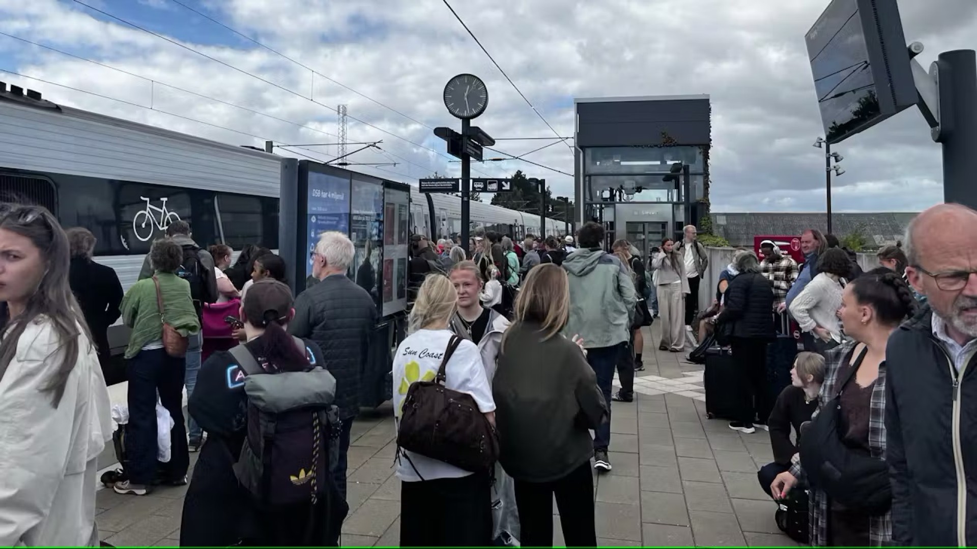 Røgudvikling på tog fra København - 200 passagerer evakueret | TV 2 Kosmopol