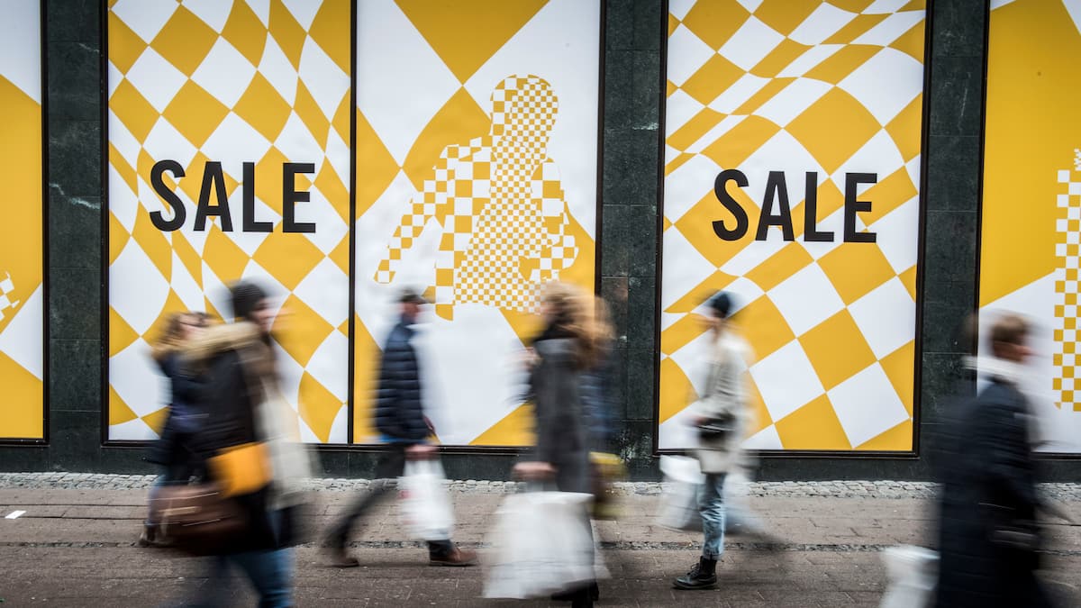 Danskere vil af med ordet ’sale’ – men butikkerne har en god grund til at bruge det, siger forsker | Kultur | DR