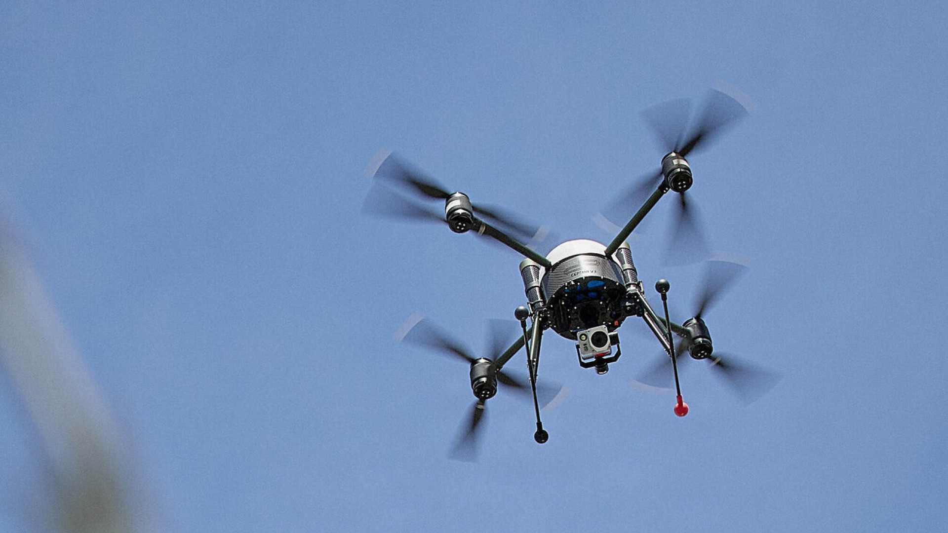 Sikkerhedsrisiko: Politi spærrer luftrum for droner | TV 2 Kosmopol