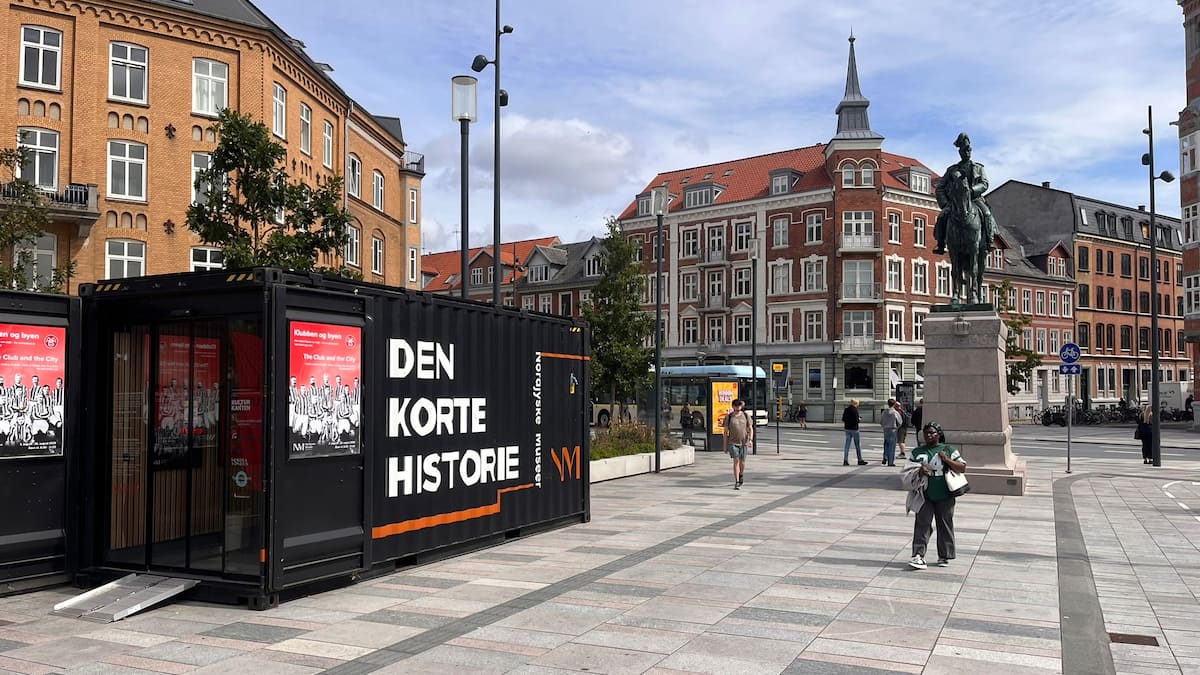 Tis i containeren blev dråben: Nu flytter museum AaB-udstilling | Indland | DR