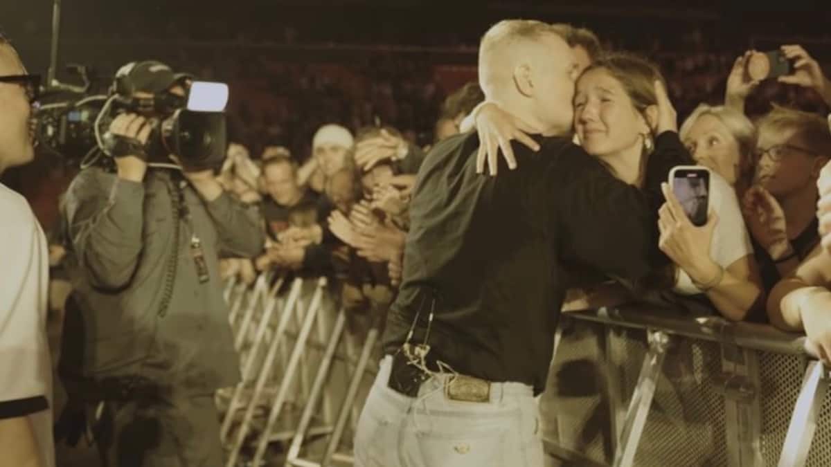 Koncerter er en folkesport, men billetprisen får selv superfan til at overveje, om hun skal stå forrest | Indland | DR
