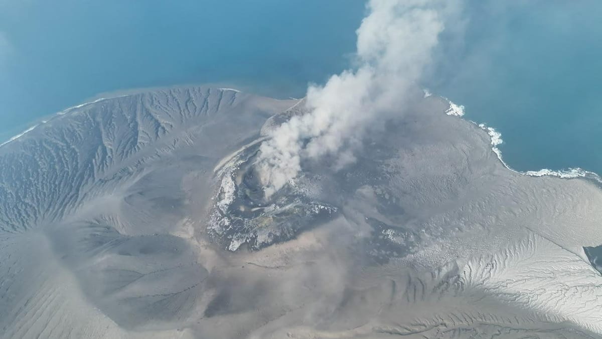 Vulkanudbrud lukker stadig flere indonesiske lufthavne | Nyheder | DR