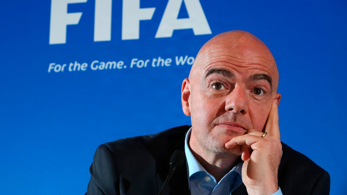 Her er DBU's plan for at vælte Infantino | Fodbold | DR