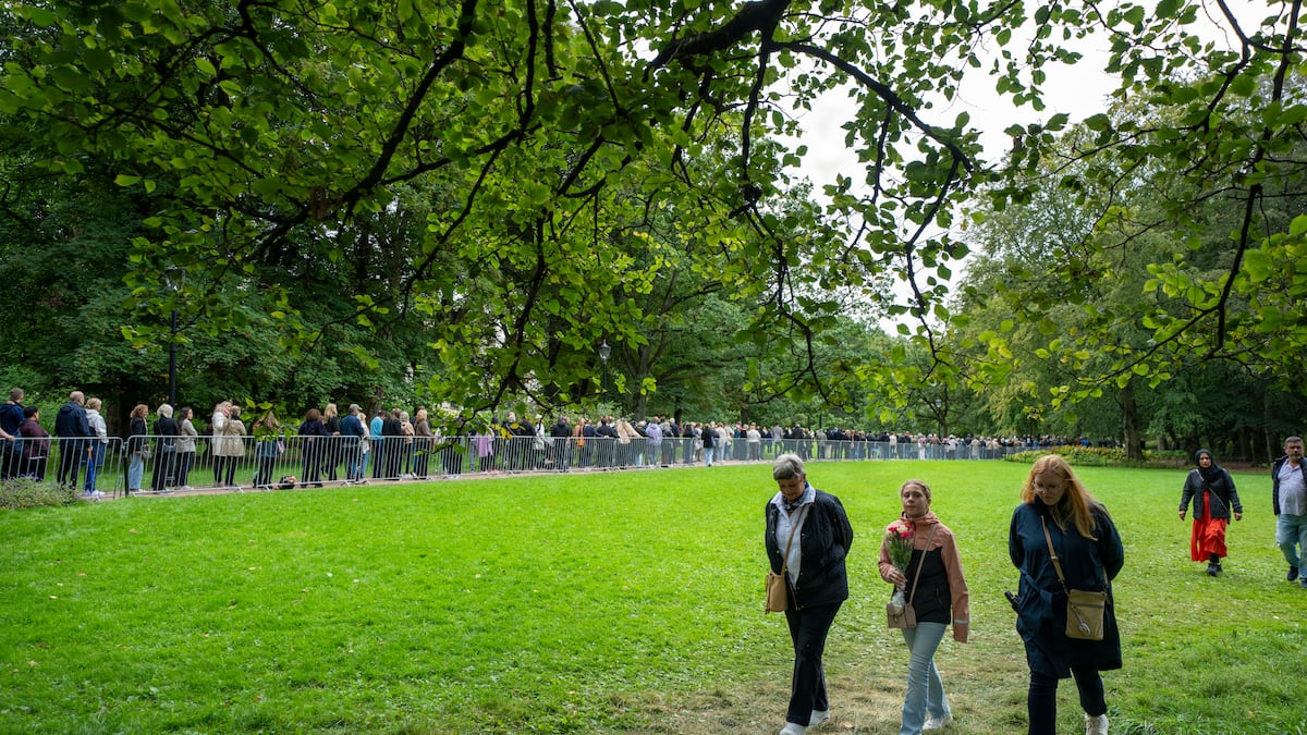 Tusindvis i kø: Nordmænd får mere tid til at se kongens kiste | Udland | DR