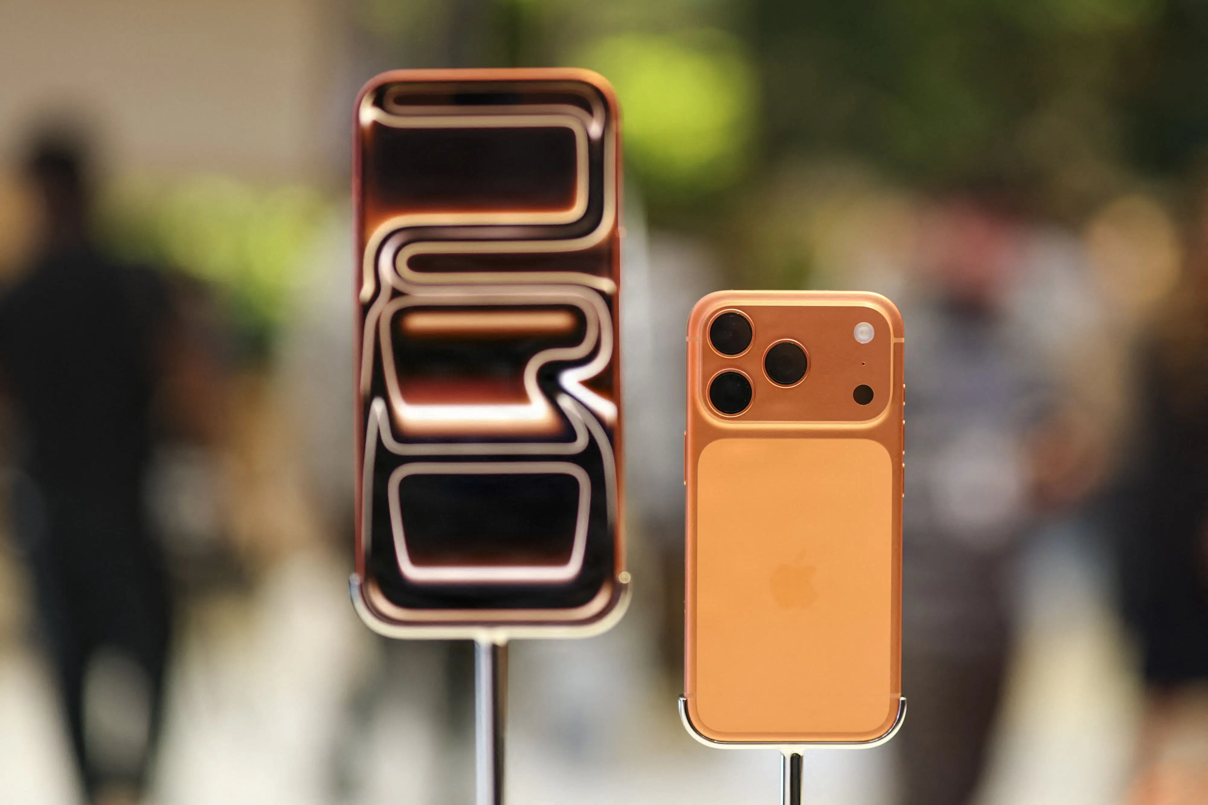 Apple overgår forventninger efter rekordsalg af iPhones | Business | Berlingske