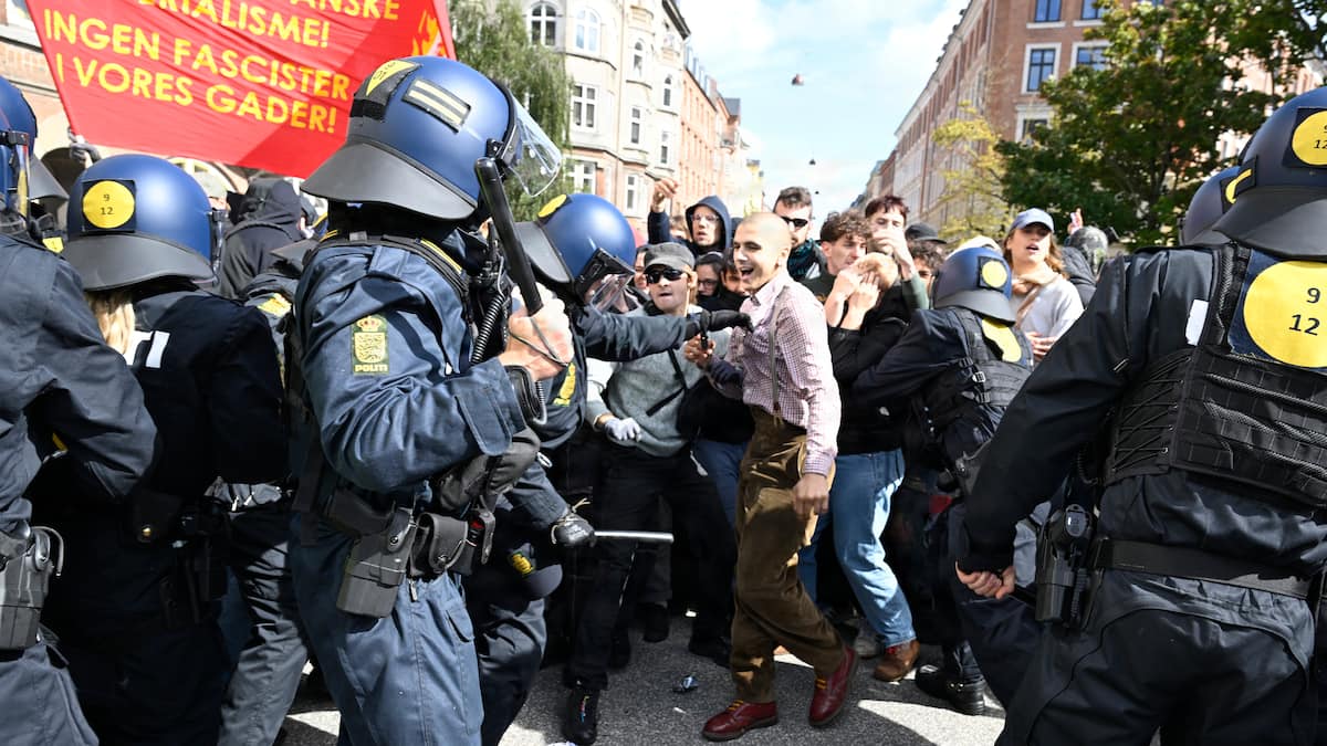 Politiet fjerner demonstranter, der blokerer gade i København | Indland | DR