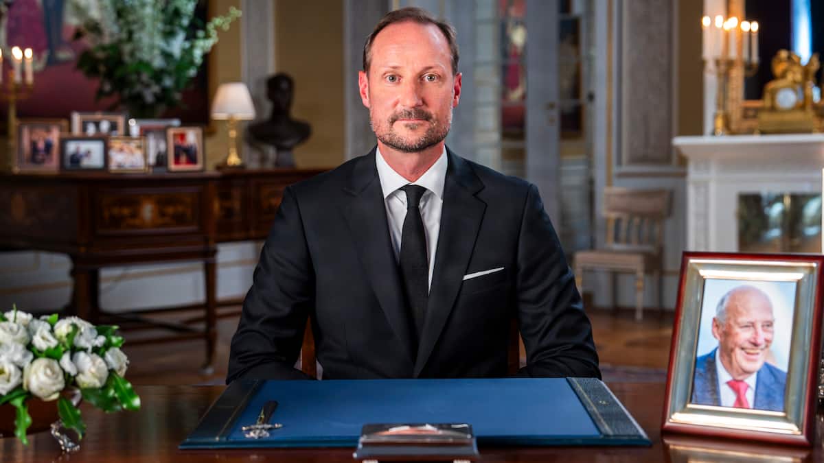 Kong Haakon hylder sin far i første tale efter kong Haralds død | Udland | DR