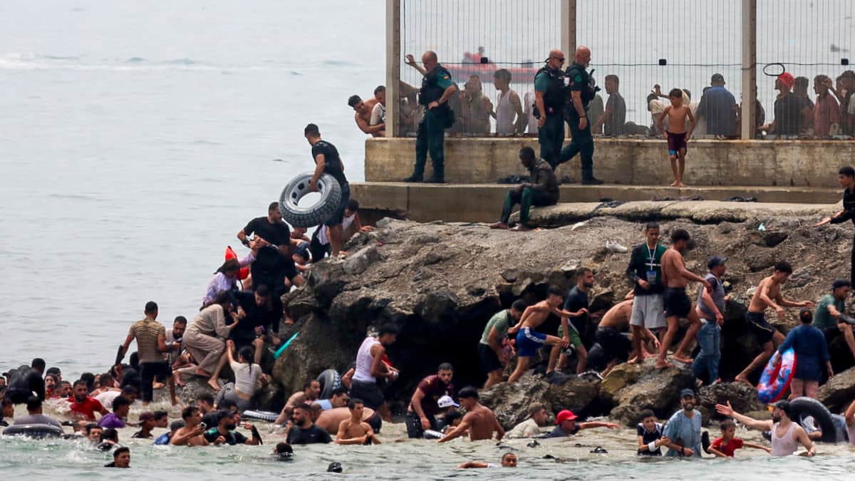 Voldsomt migrantpres får Ceuta til at bede Spaniens regering om at erklære en national undtagelsestilstand | Udland | DR