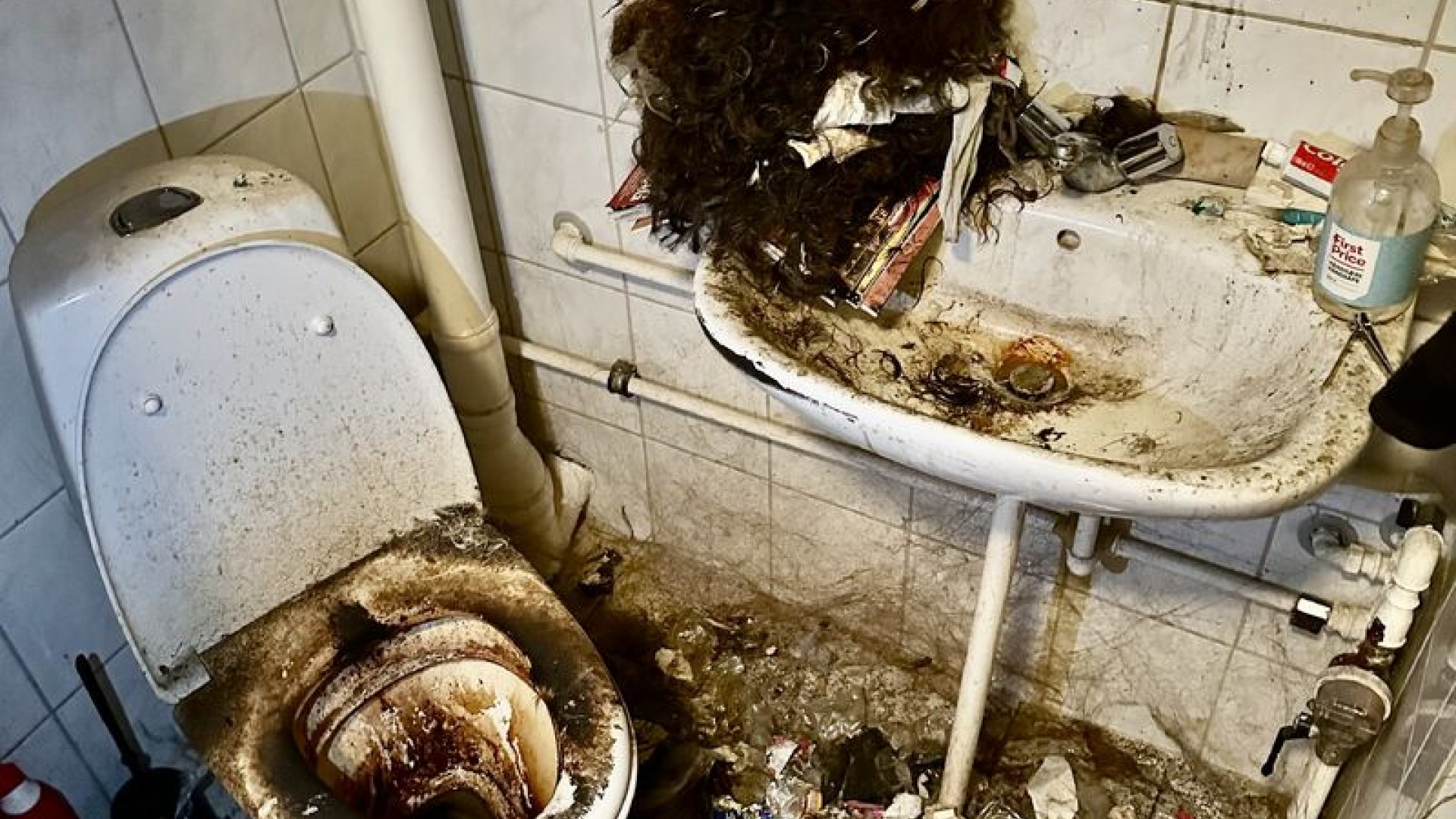 Affald i bunkevis: Se beskidt lejlighed blive forvandlet | tvSyd