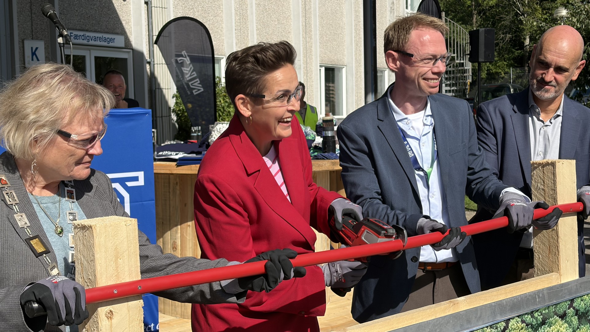 Minister klipper kablet til udvidet fabrik | TV2 ØST