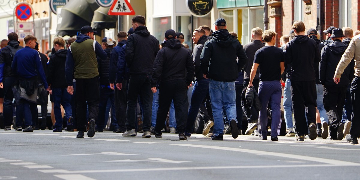Video viser myriade af FCK-fans ankomme til Odense | TV 2 Fyn | Fynske nyheder - lokalt hver dag