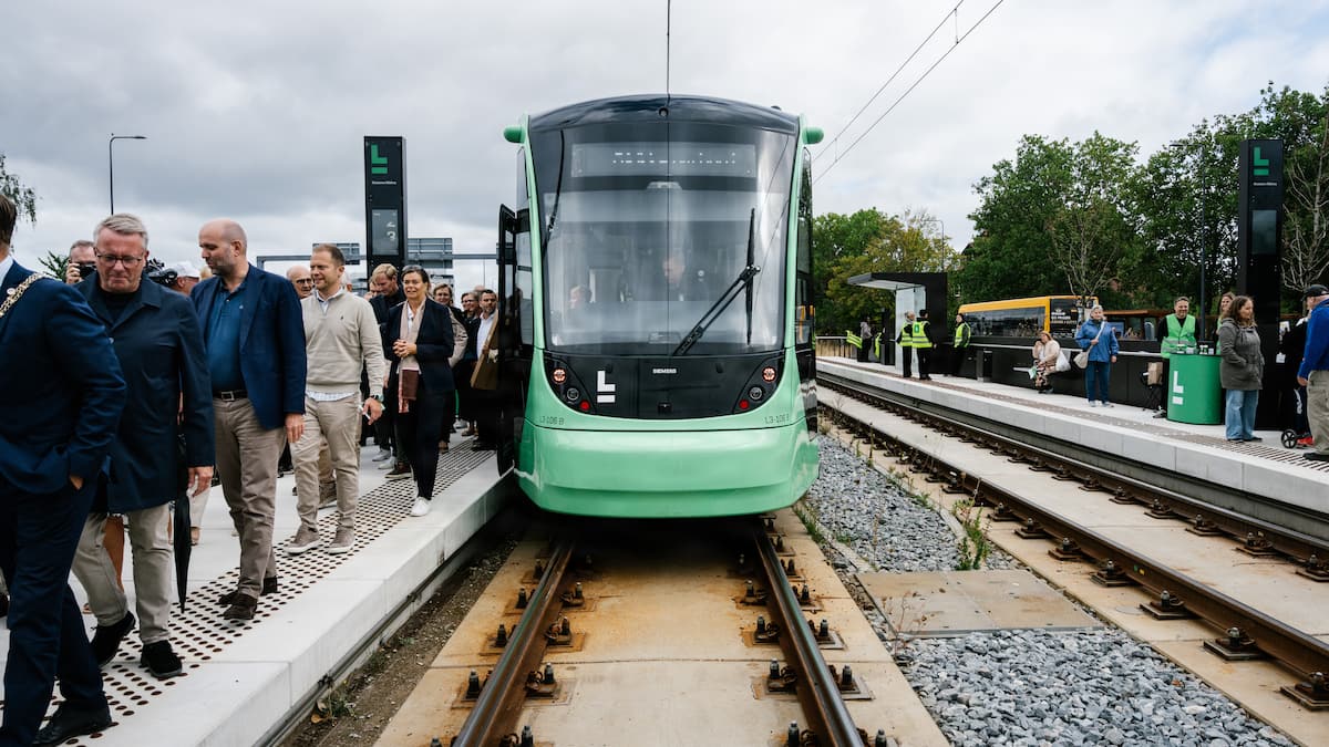 Politiet efterlyser flugtbilist og vidner efter påkørsel af letbanen | Indland | DR