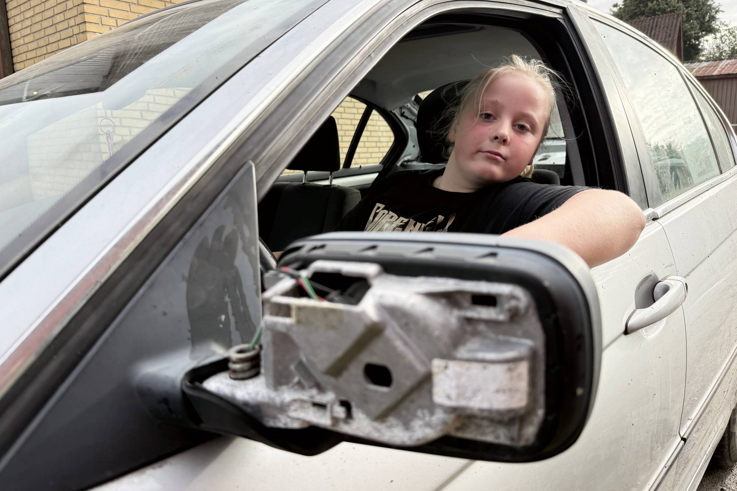 Læreren troede, han løj, men den er god nok: 10-årige Storm drøner rundt i en gammel BMW - Din Avis