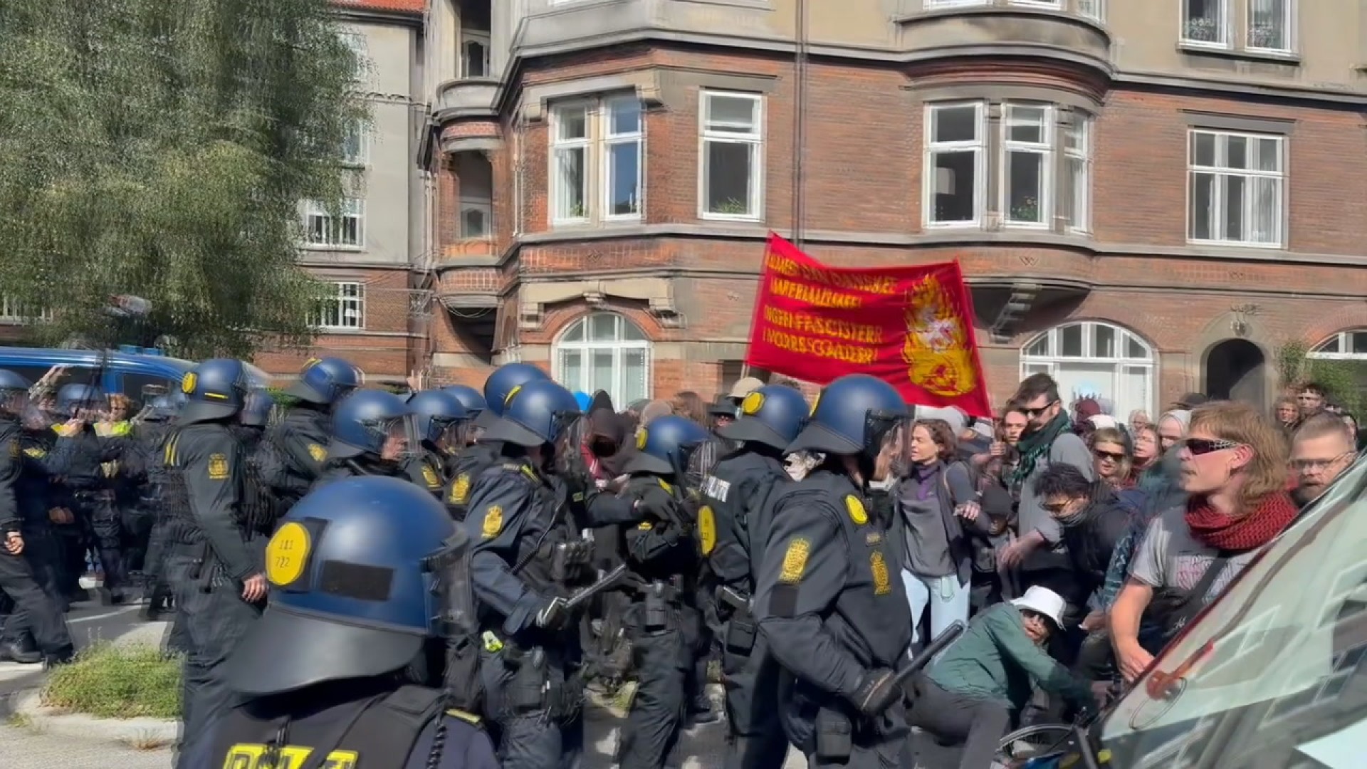 Politi i sammenstød med demonstranter i København | TV 2 Kosmopol