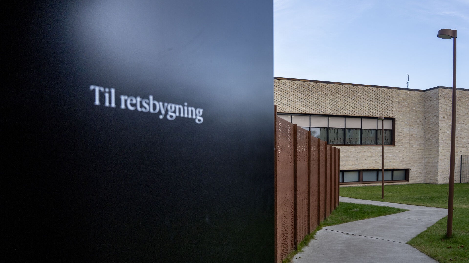 Ny retsbygning stinker så meget, at retsmøder flyttes | TV 2 Kosmopol