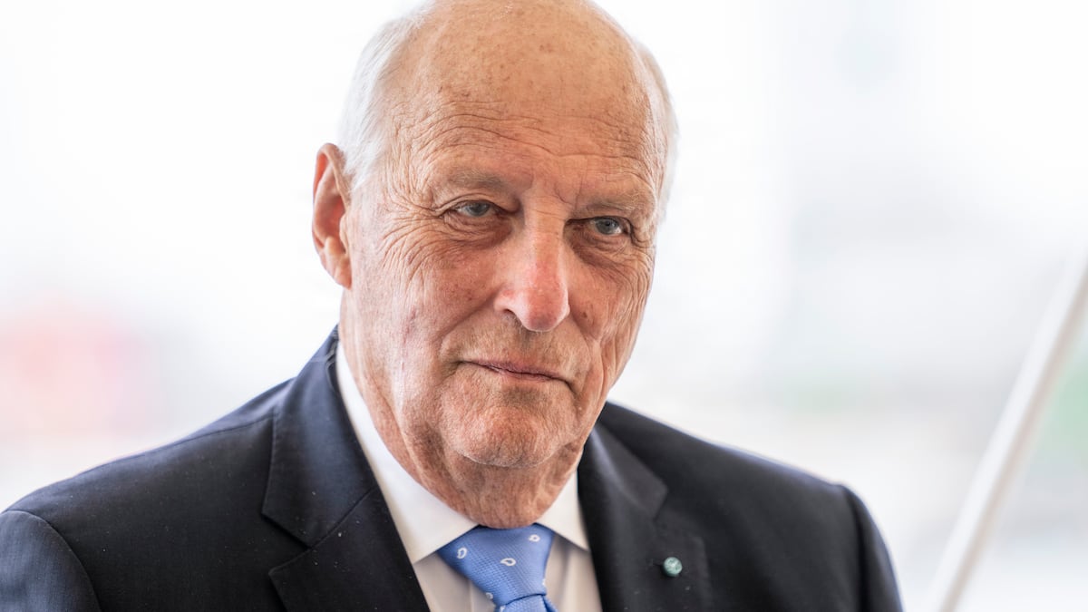 Den ene har haft kong Harald til bords, den anden har lånt ham sit kontor, den tredje har interviewet ham: Sådan husker de ham | Kultur | DR
