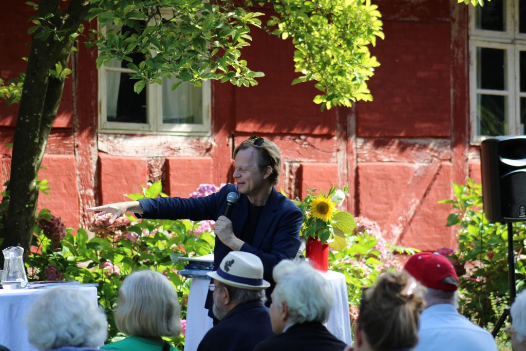 Clement styrer debatten i Den Fynske Landsby