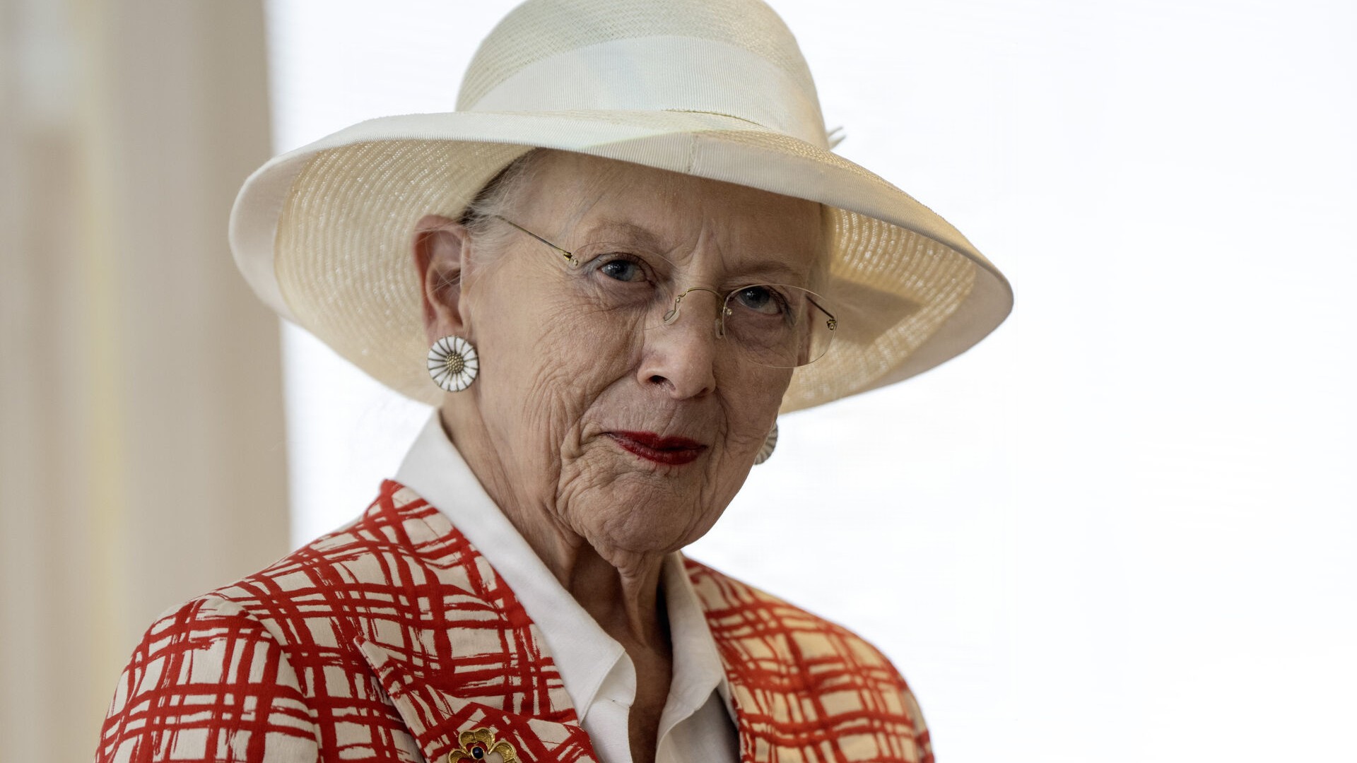 Dronning Margrethe er indlagt efter ildebefindende | TV2 ØST