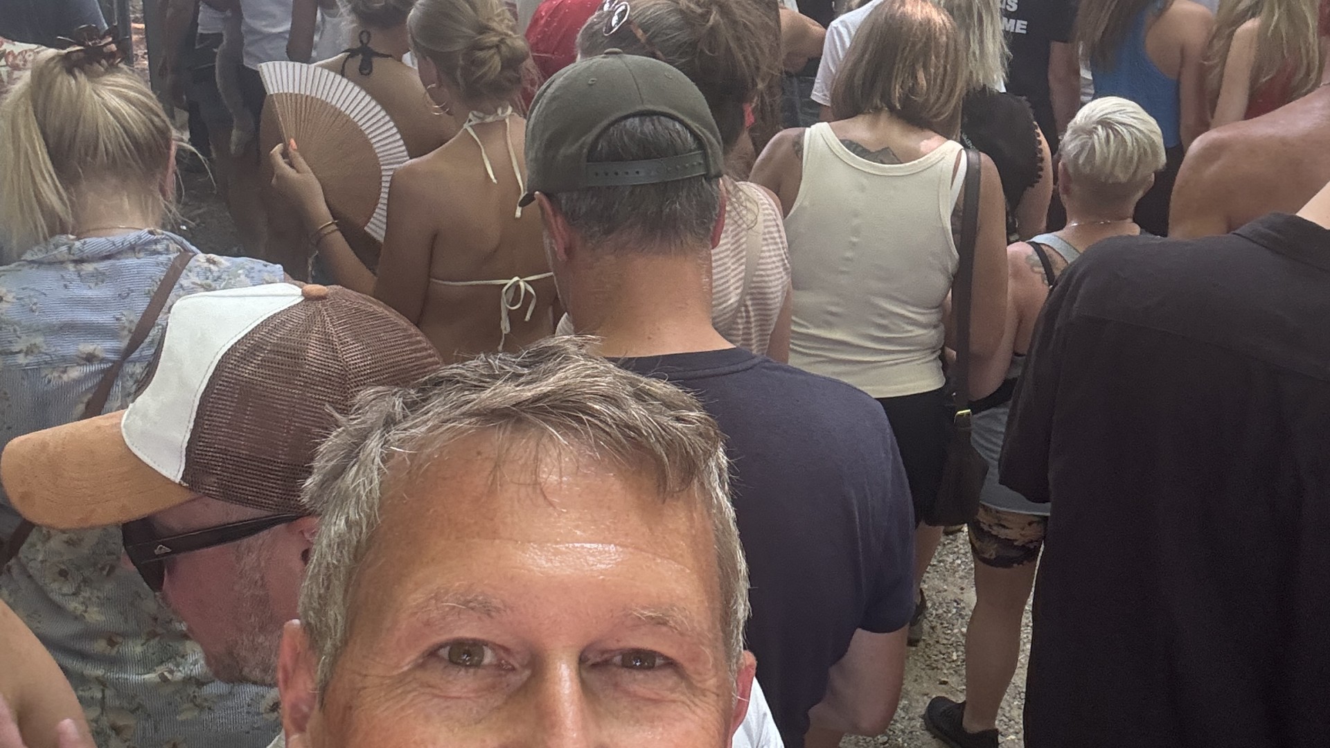 Festivalgæst: - Jeg er ved at blive sindssyg af det her | TV2 ØST