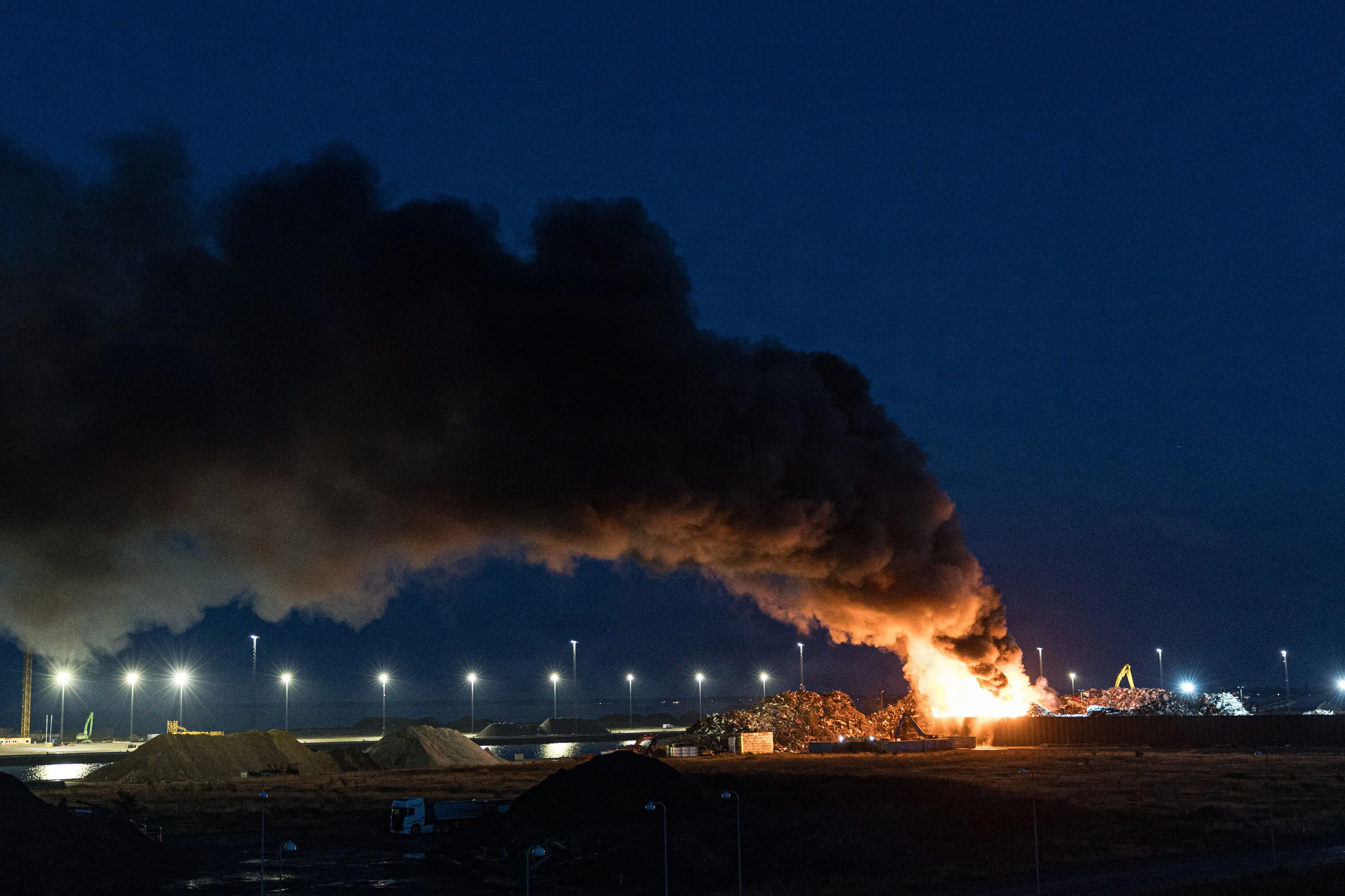 Voldsom skrotbrand i Køge kunne lugtes langt væk | Indland | Samfund | Berlingske