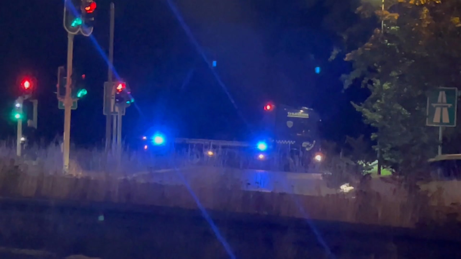 Endnu et stenkast fra motorvejsbro: Nu søger politiet vidner | TV 2 Kosmopol