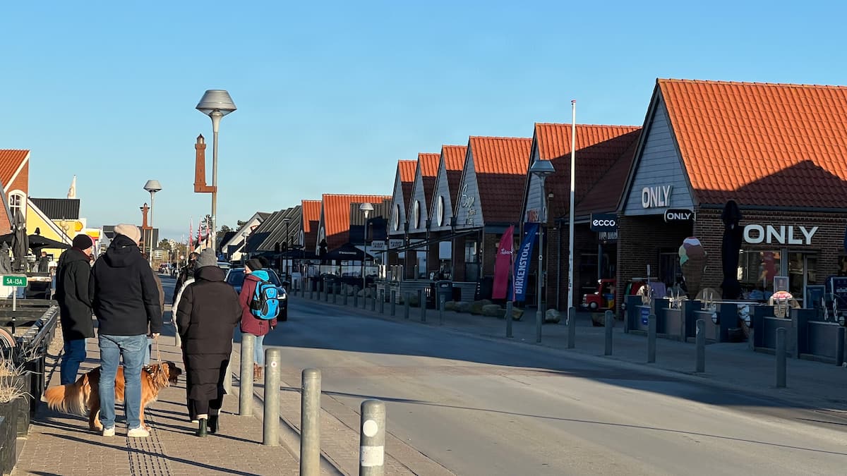 Populær ferieby kæmper med at finde unge ansatte efter lukket busrute | Indland | DR