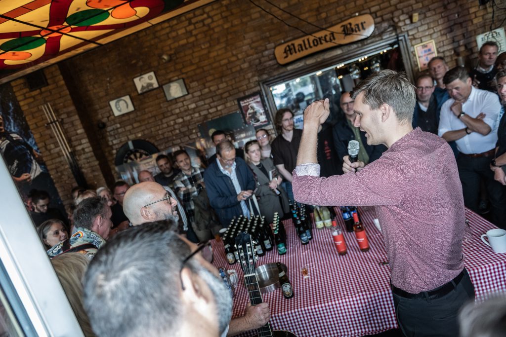 Det brune Aalborg: Tidligere minister udgiver bog om Aalborgs værtshuse