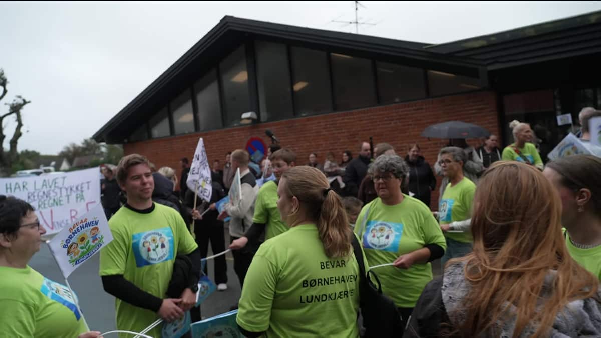 Demonstration mod børnebesparelser i øsende regn