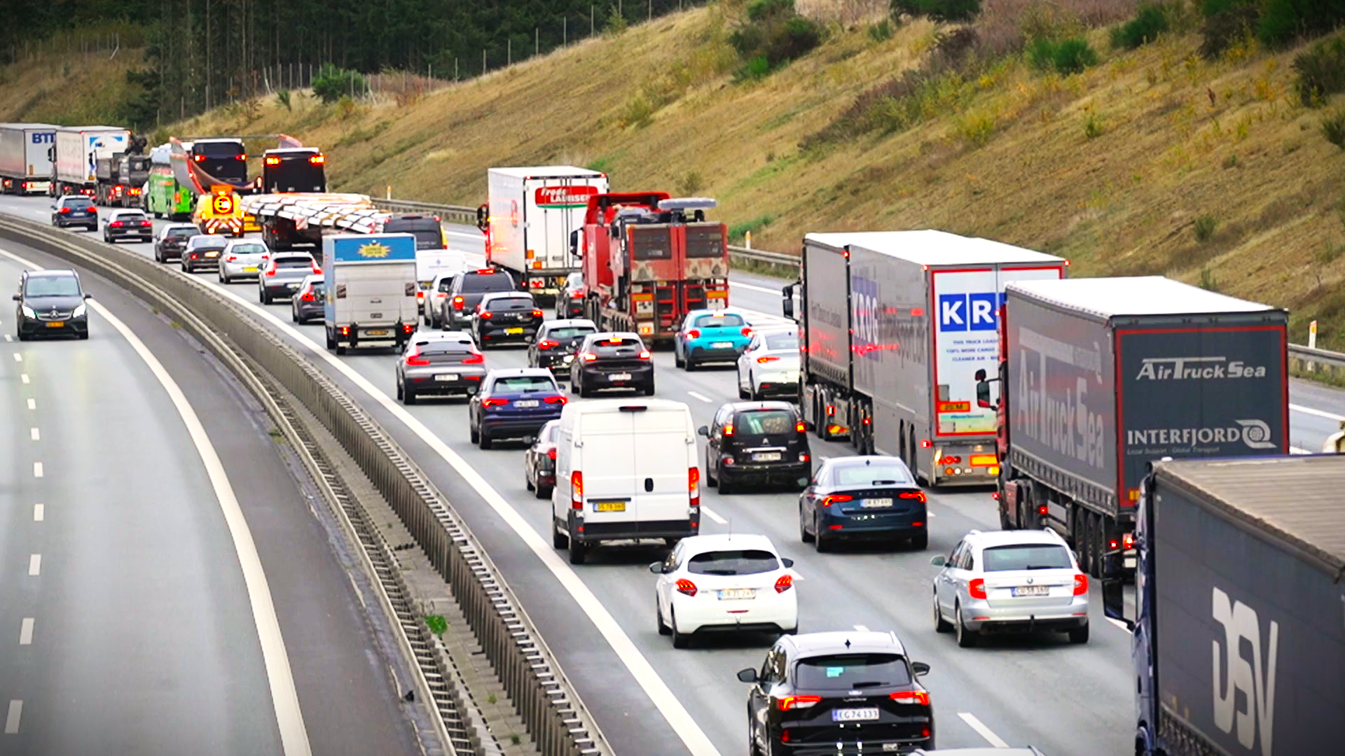 Tabt gods spærrer spor og skaber kø på motorvej | TV 2 Fyn | Fynske nyheder - lokalt hver dag