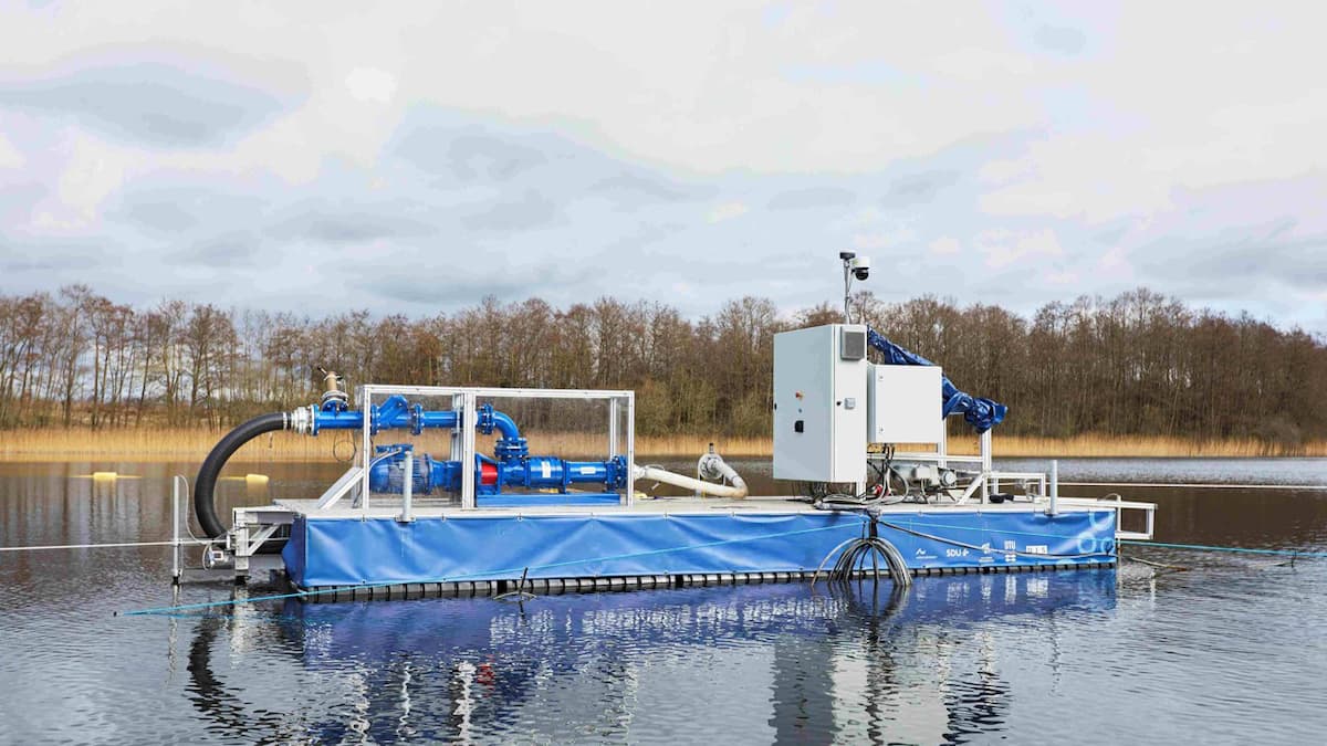 Robotstøvsuger skal suge Snesere Sø fri for fosfor | Indland | DR