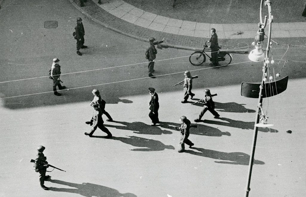 De kom aldrig hjem: Syv politifolk mindes med snublesten i byen