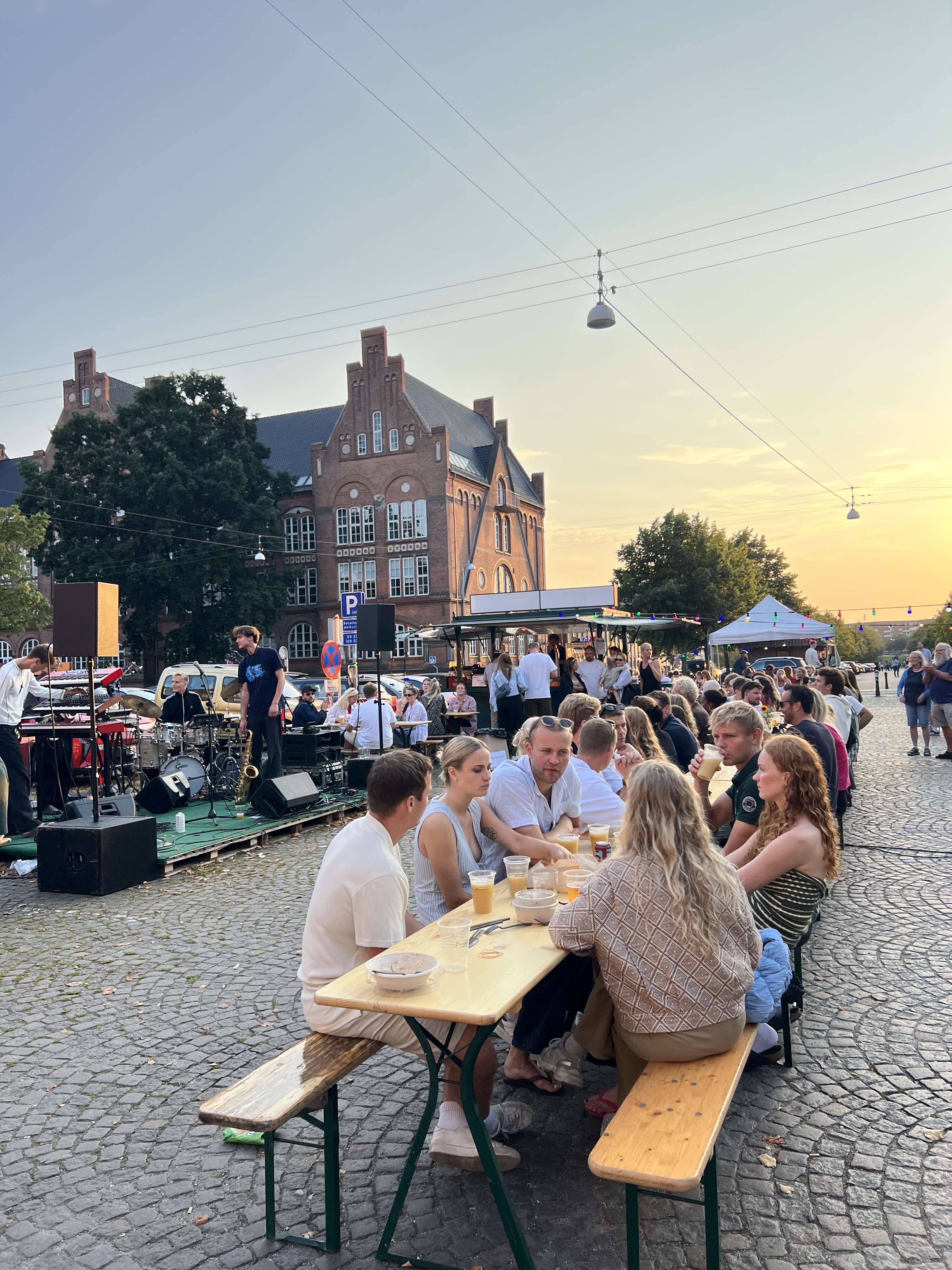 Musik og hygge på Ingerslevs Plads ved Nabo Kiosk & Boule