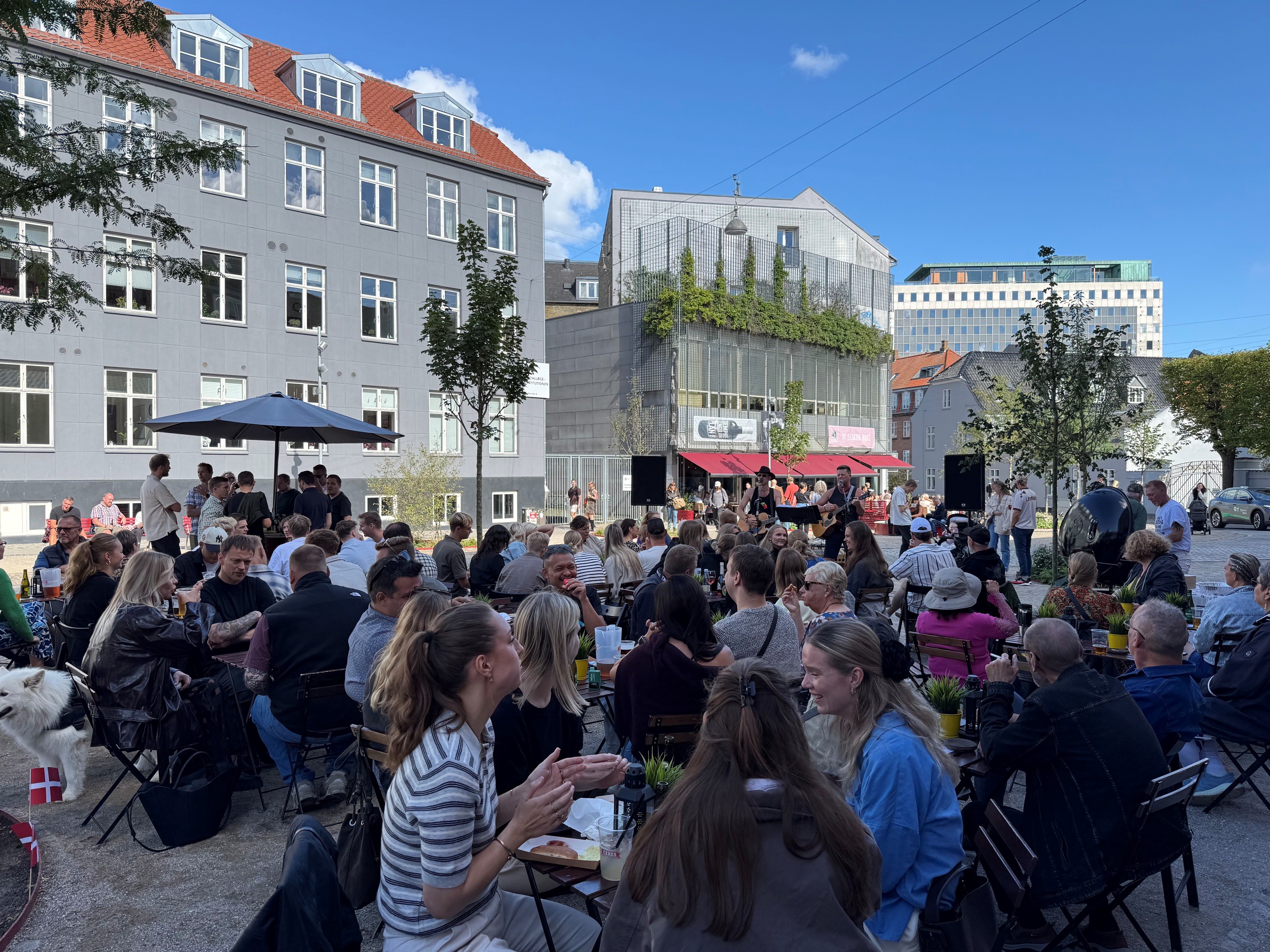 Naboskab ved Grillen – Åbent Fællesskab på Fredens Torv